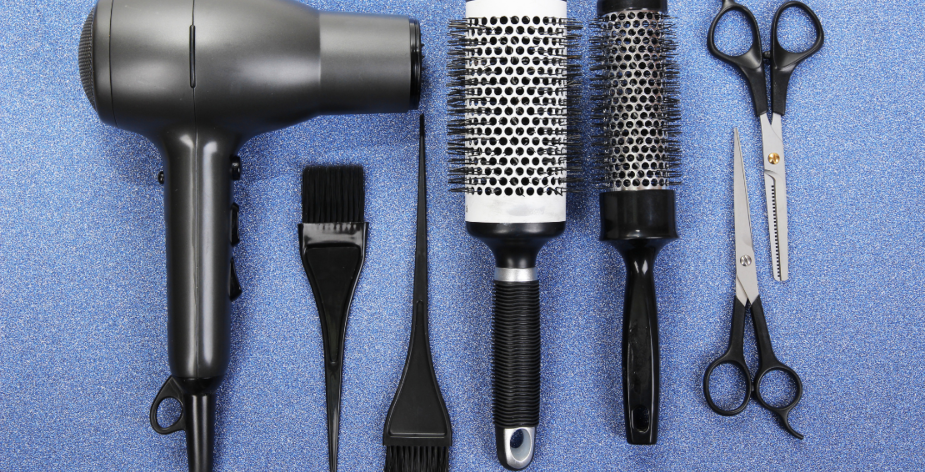 Kapster Bertine (75) geniet weer van haar werk: “Heerlijk, bijpraten met al mijn klanten”