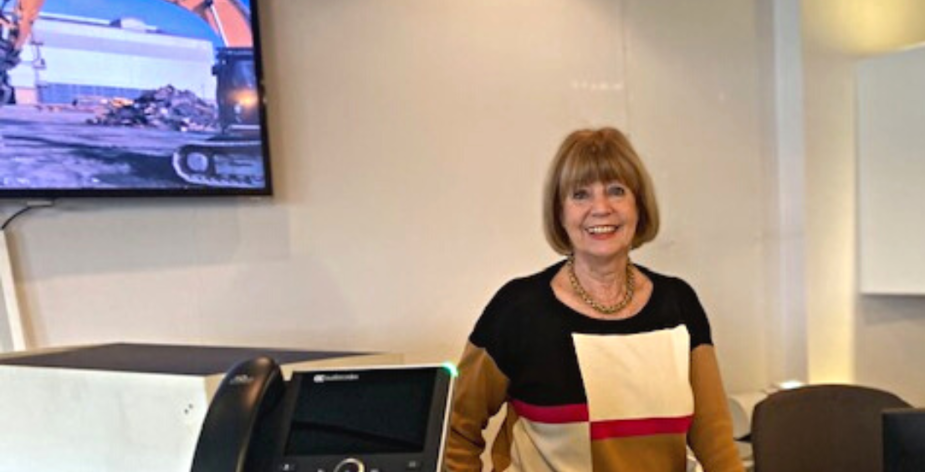 Receptioniste Joke: “Werken via 65plus zorgt ervoor dat ik me jong voel”