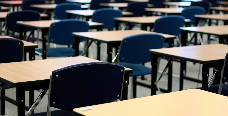 AOW'er Margreet surveilleert tijdens de eindexamens