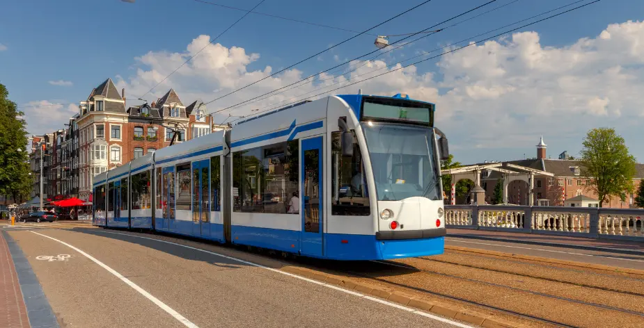 Pensioengerechtigde radio-dj Erik de Zwart is nu ook trambestuurder